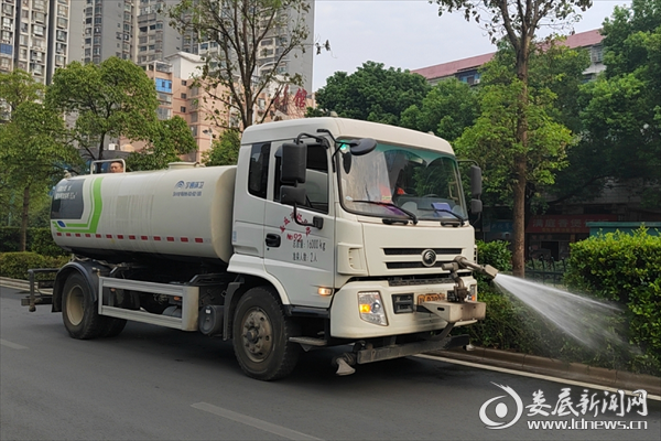 娄底环卫10台洒水车支援园林为苗木解渴