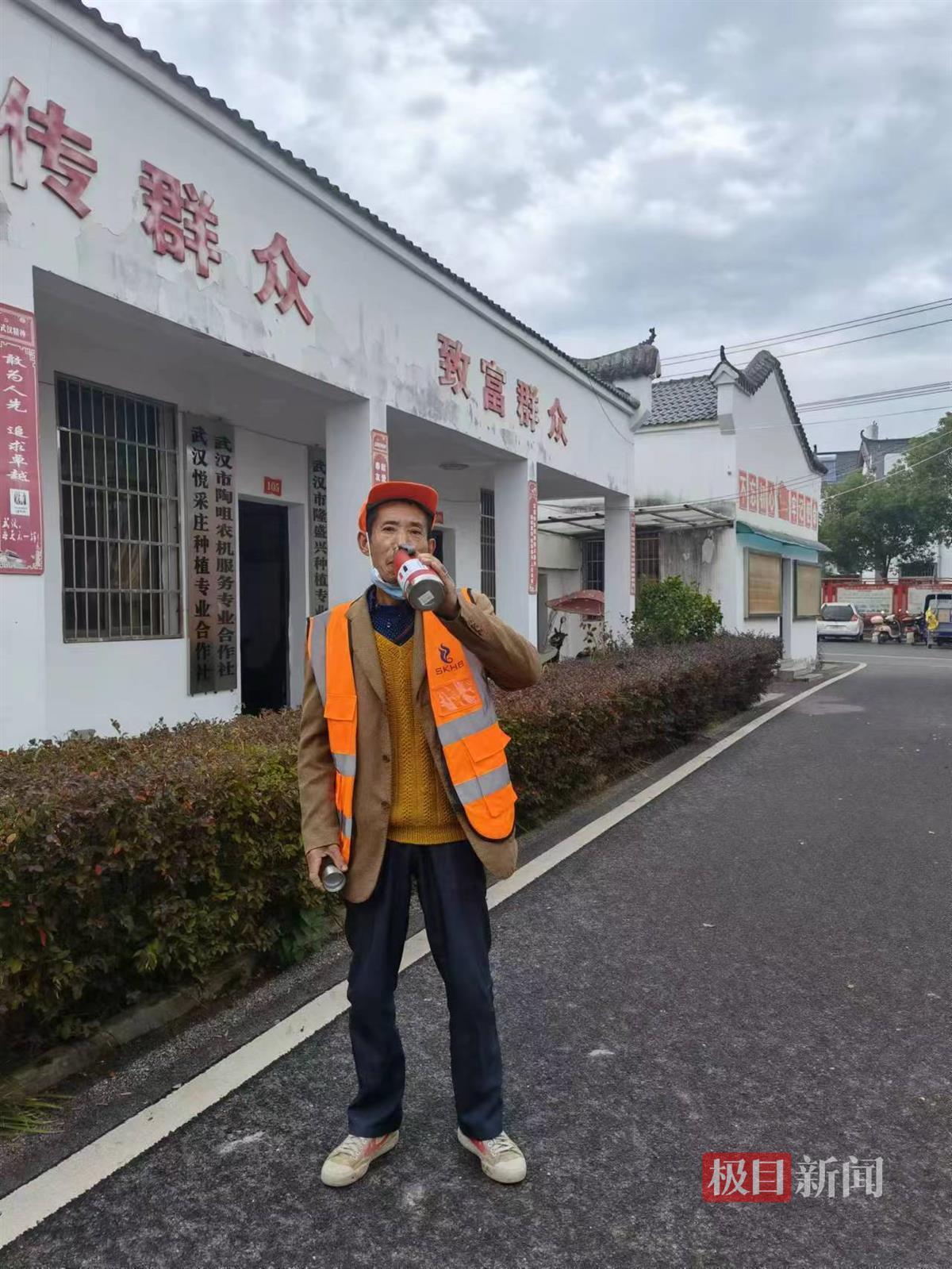 为让环卫工喝上热水，省客环保为他们发放保温杯