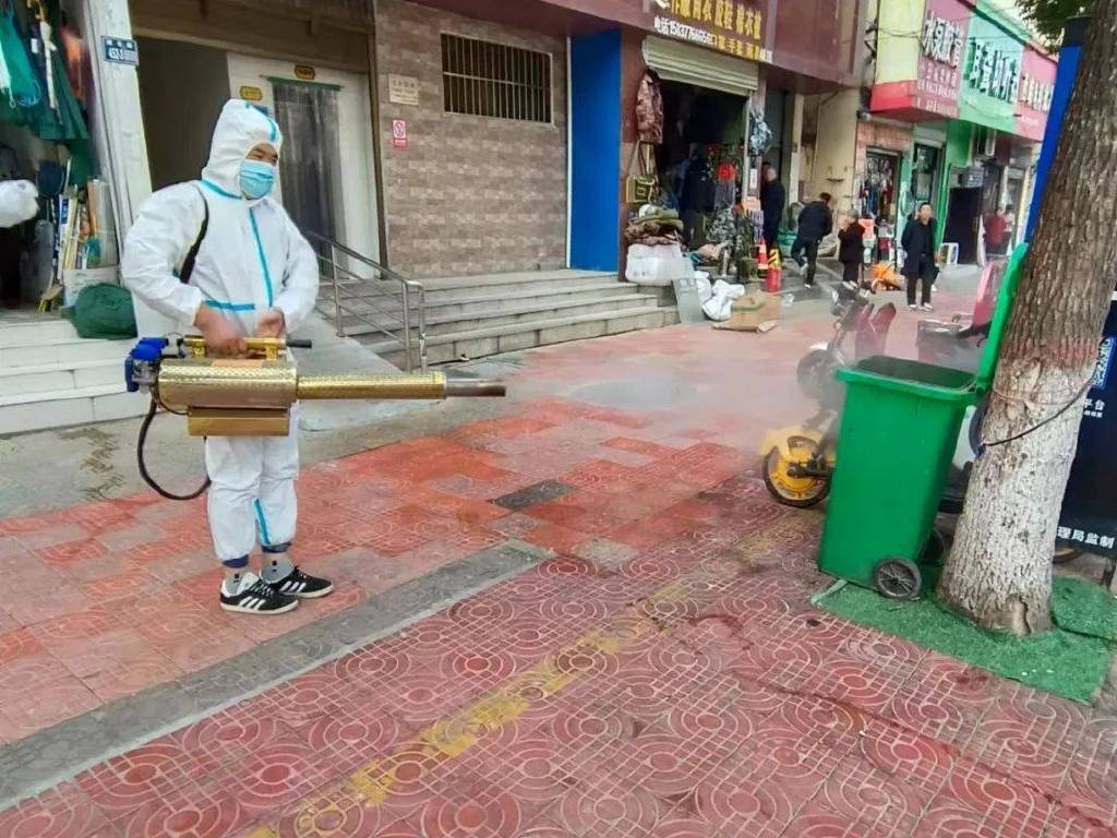 唐河环卫:加大环卫基础设施消杀力度,保障群众出行安全