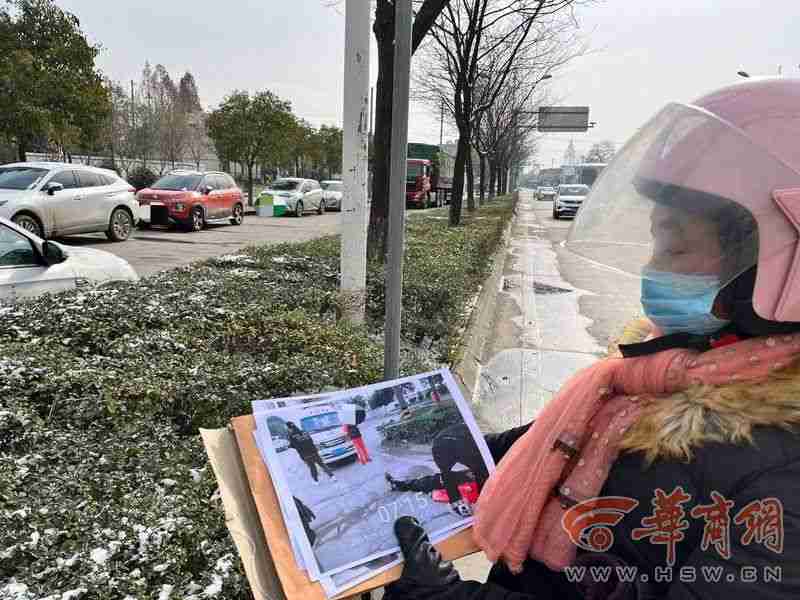 西安一环卫工人清晨扫马路时被撞 抢救五天后不幸身亡