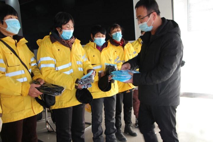 “浅冬生寒意 微光暖人心” 抚宁区城管局为一线环卫工人发放保暖御寒物资