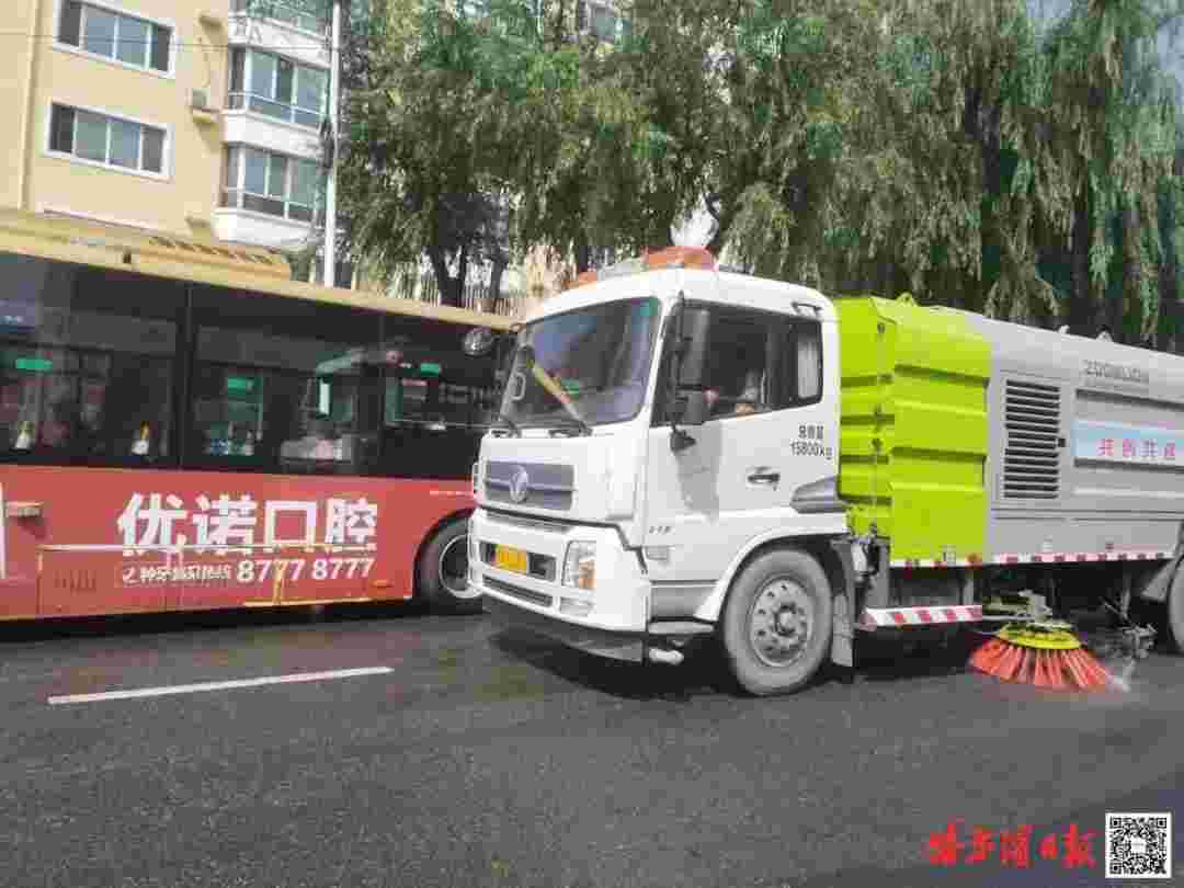环卫工下雨天洗马路，多此一举？其实很必要且事半功倍！