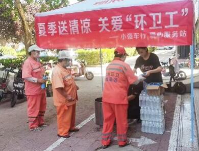 定州：“爱心服务站”为环卫工人送清凉