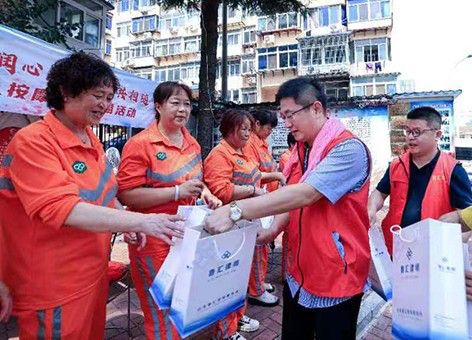 健康润心扉,义诊共相随 ——盲人按摩公益行动服务环卫工人