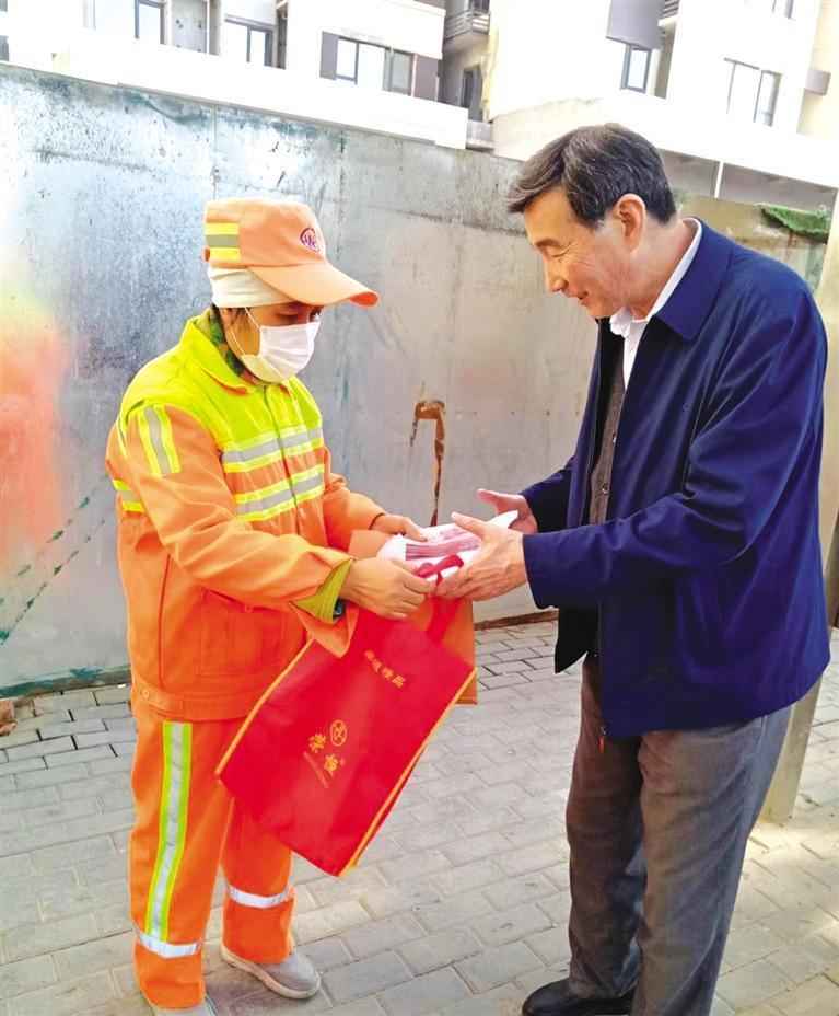 兰州:环卫工拾金不昧 8400元现金物归原主