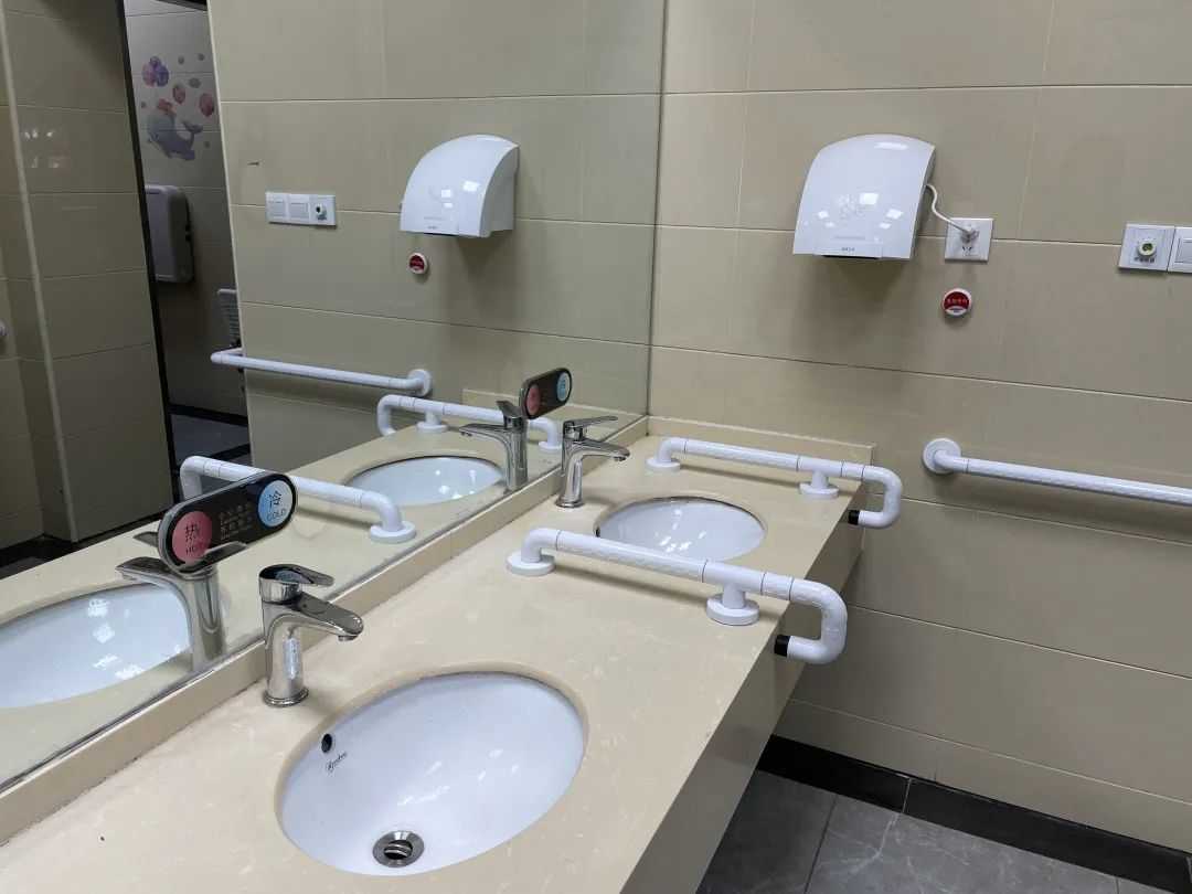 本市已完成环卫公厕适老化改造200余座，来看“新”变化↓