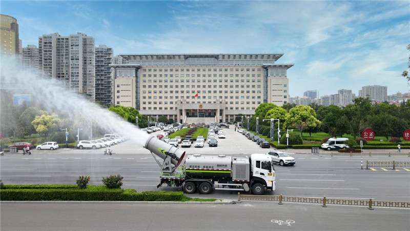 中秋、国庆假期期间，青岛市崂山区城市管理局服务不停歇、工作不断档，城市管理人员坚守城市管理和市政建设一线，积极做好环境卫生、景观亮化、滨海一线管理、市政建设等各项工作，加强巡查巡检，做好应急应变，全力打造干净、美观、舒适、有序、安全的城市环境。  假期期间，1700余名环卫工人坚守工作岗位，保障作业时间、作业标准不降，