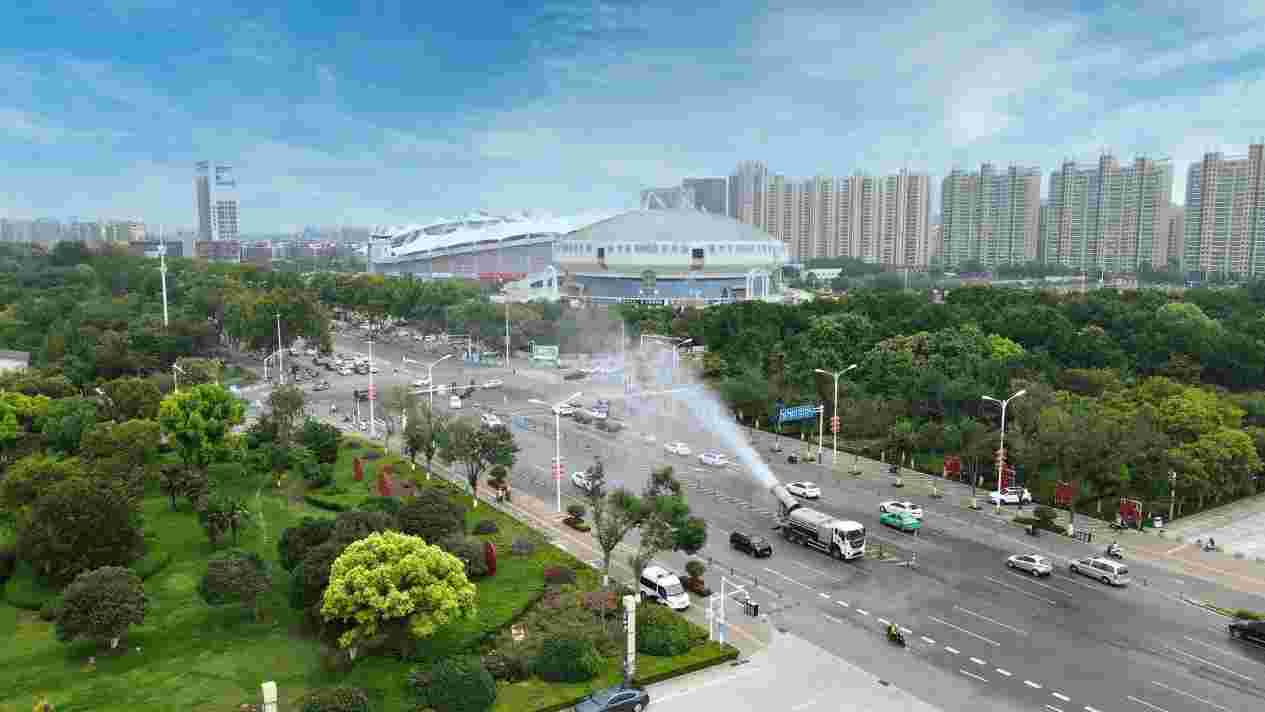 中秋、国庆假期期间，青岛市崂山区城市管理局服务不停歇、工作不断档，城市管理人员坚守城市管理和市政建设一线，积极做好环境卫生、景观亮化、滨海一线管理、市政建设等各项工作，加强巡查巡检，做好应急应变，全力打造干净、美观、舒适、有序、安全的城市环境。  假期期间，1700余名环卫工人坚守工作岗位，保障作业时间、作业标准不降，