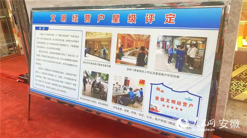 中秋、国庆假期期间，青岛市崂山区城市管理局服务不停歇、工作不断档，城市管理人员坚守城市管理和市政建设一线，积极做好环境卫生、景观亮化、滨海一线管理、市政建设等各项工作，加强巡查巡检，做好应急应变，全力打造干净、美观、舒适、有序、安全的城市环境。  假期期间，1700余名环卫工人坚守工作岗位，保障作业时间、作业标准不降，