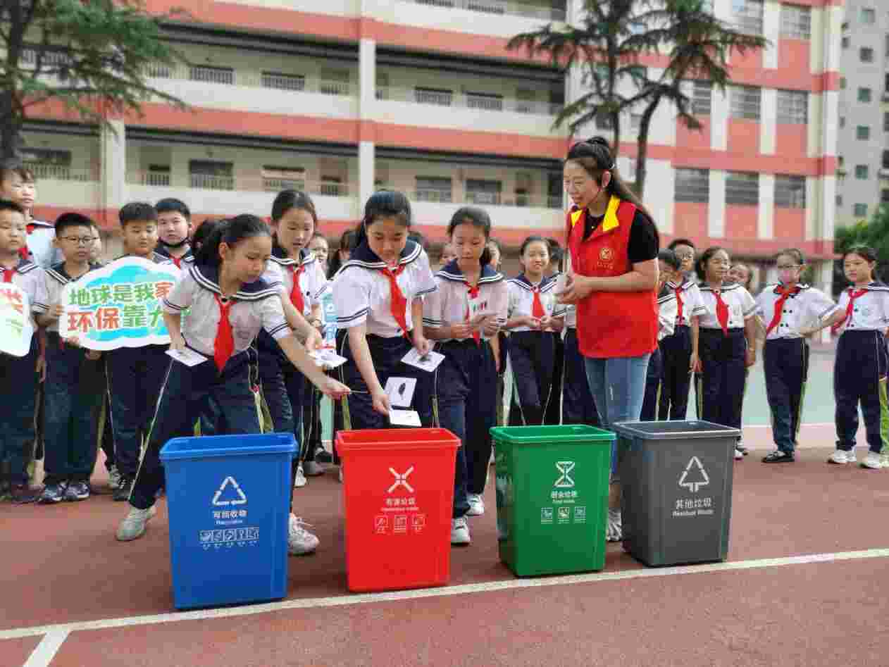 中秋、国庆假期期间，青岛市崂山区城市管理局服务不停歇、工作不断档，城市管理人员坚守城市管理和市政建设一线，积极做好环境卫生、景观亮化、滨海一线管理、市政建设等各项工作，加强巡查巡检，做好应急应变，全力打造干净、美观、舒适、有序、安全的城市环境。  假期期间，1700余名环卫工人坚守工作岗位，保障作业时间、作业标准不降，