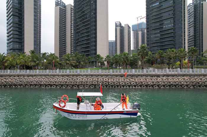 海口：环卫工人“双节”期间坚守在岗 落实保障彰显环卫力量