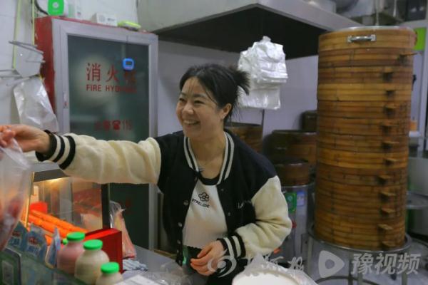 深夜救助女童的河南夫妇又做善事：奖金换成包子送给环卫工