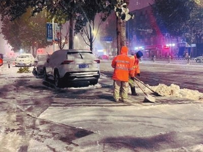 全市1.8万余名环卫工人 2300余台除运雪机械迎风战雪