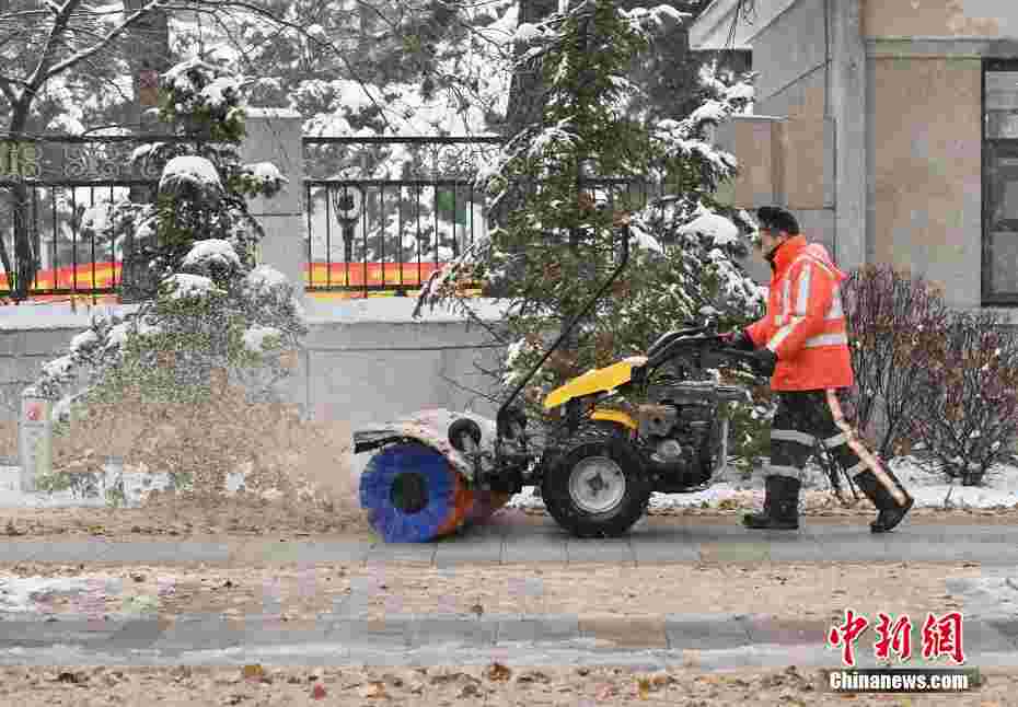 长春连续降雪 逾1.6万环卫工人全力清雪