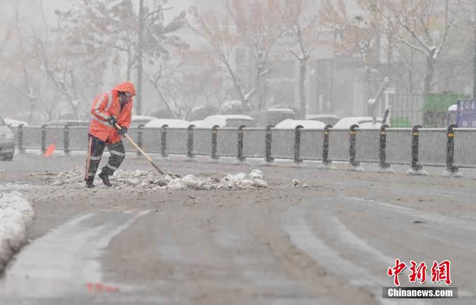 长春连续降雪 逾1.6万环卫工人全力清雪