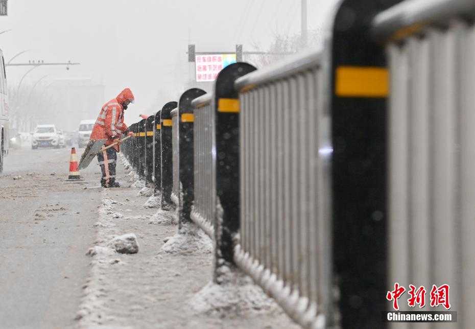 长春连续降雪 逾1.6万环卫工人全力清雪