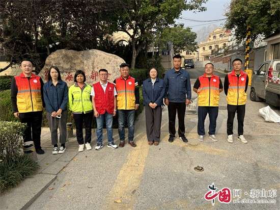 青岛市崂山区环卫园林总公司开展“环境卫生整治”志愿服务活动