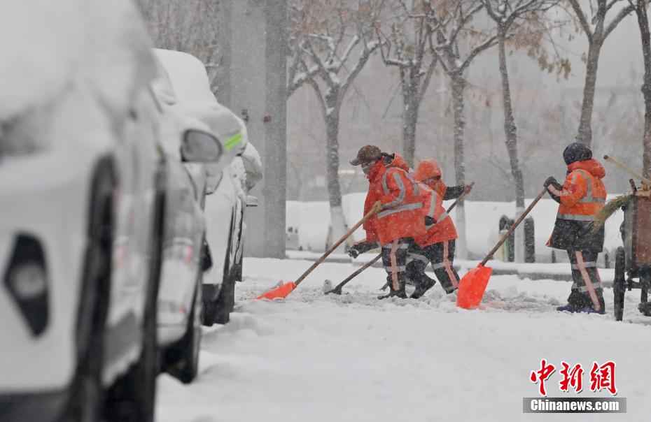 长春连续降雪 逾1.6万环卫工人全力清雪