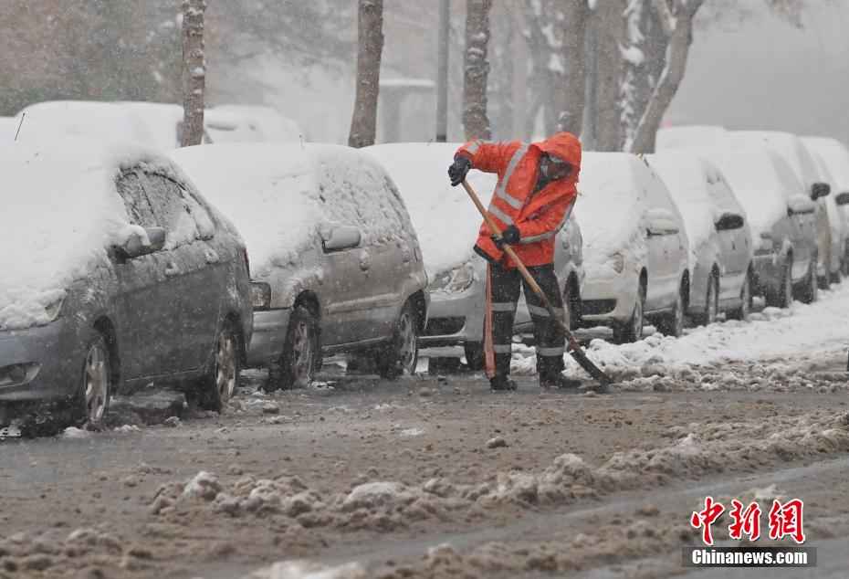 长春连续降雪 逾1.6万环卫工人全力清雪
