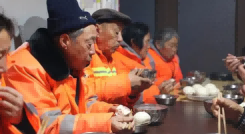 郓城：浓浓爱心粥 温暖环卫工