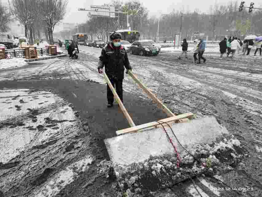 衡水：环卫部门迅速行动 全力清雪保畅通