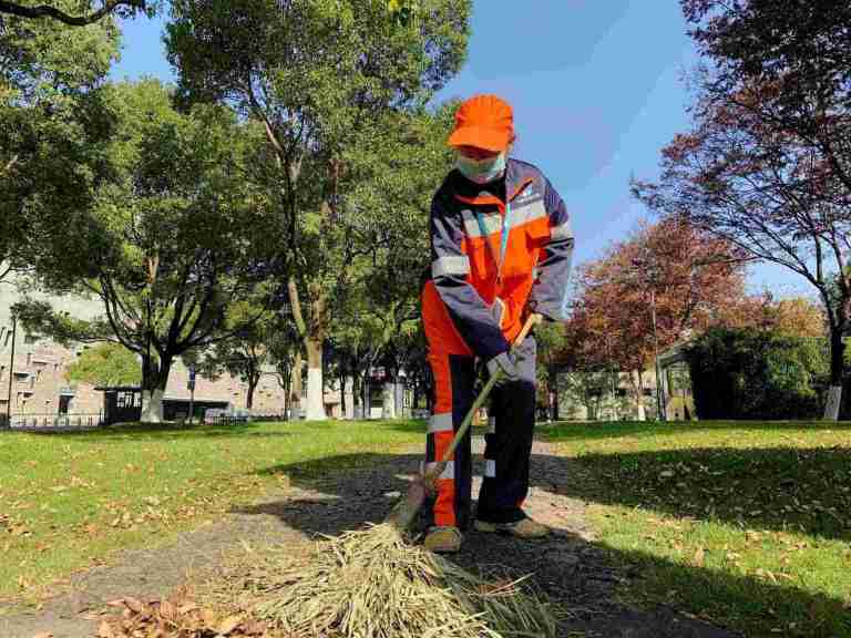 宁波鄞州:环卫工人定制工牌智能上线