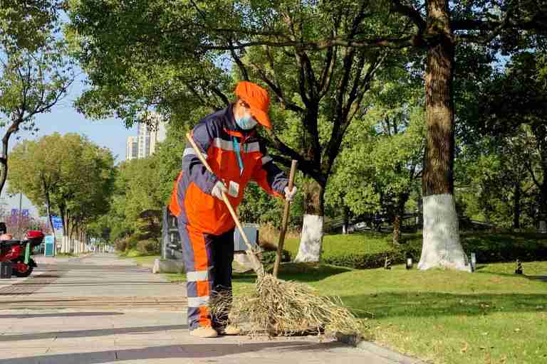 宁波鄞州:环卫工人定制工牌智能上线