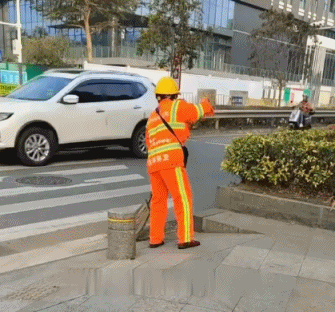 环卫工被曝将垃圾扫入排水口,深圳通报