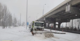 玉泉环卫以动制“冻” 全力清积雪保畅通
