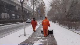 玉泉环卫以动制“冻” 全力清积雪保畅通