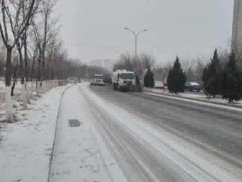 玉泉环卫以动制“冻” 全力清积雪保畅通