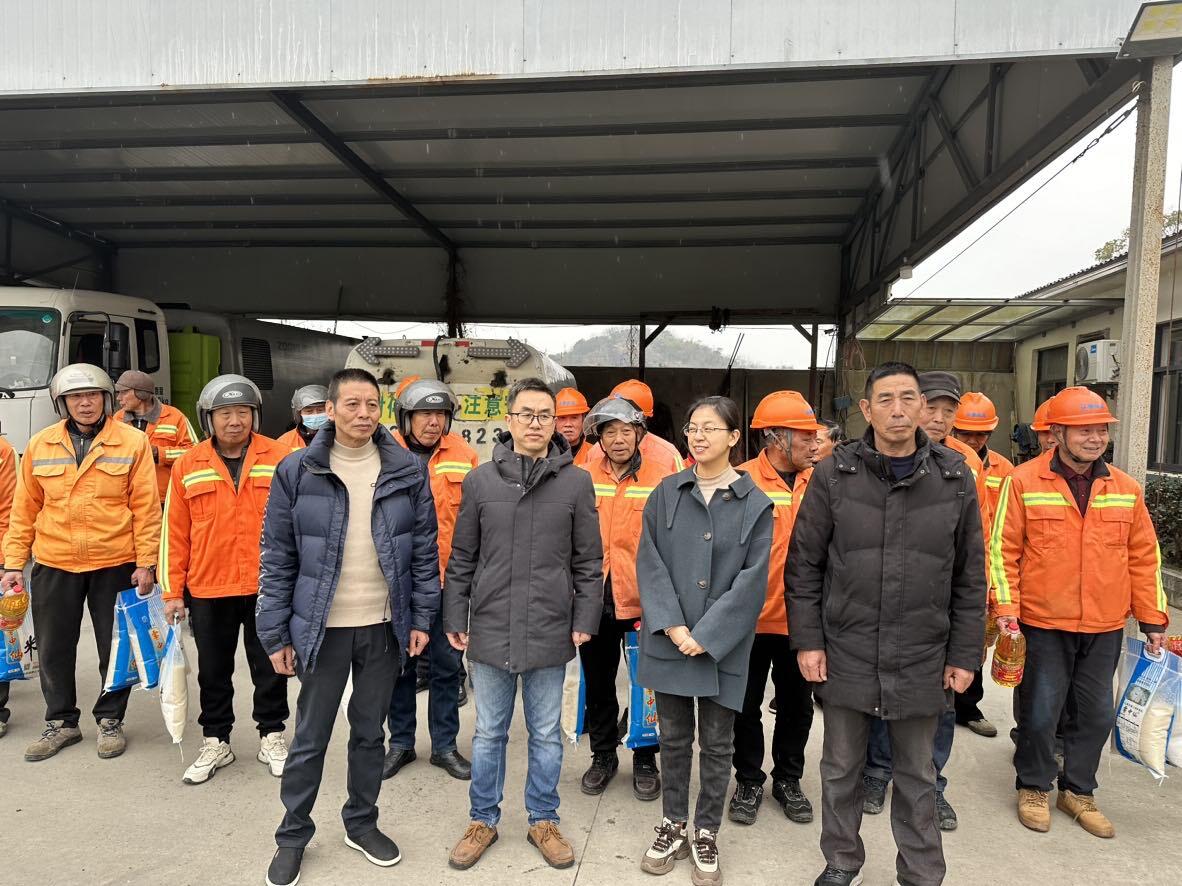 宁波北仑区梅山街道：慰问环卫工人 筑牢垃圾分类新防线