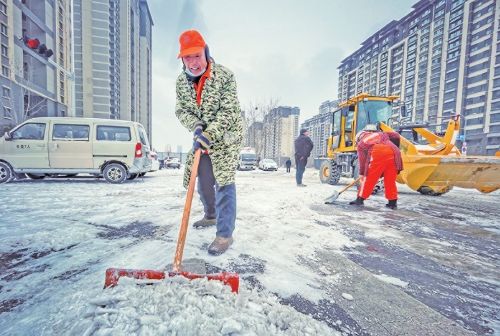 20小时！“热辣滚烫”战风雪 济南市4.5万余人次环卫工人彻夜奋战