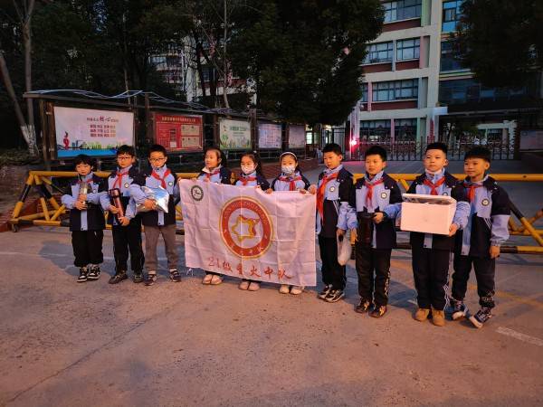 小小早餐大大爱心 “红领巾”情暖“环卫橙”