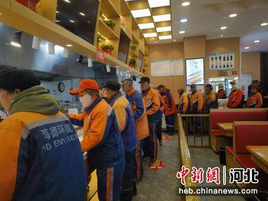 张家口阳原:爱心早餐 情暖环卫