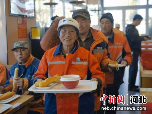 张家口阳原:爱心早餐 情暖环卫