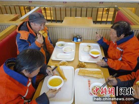 张家口阳原:爱心早餐 情暖环卫