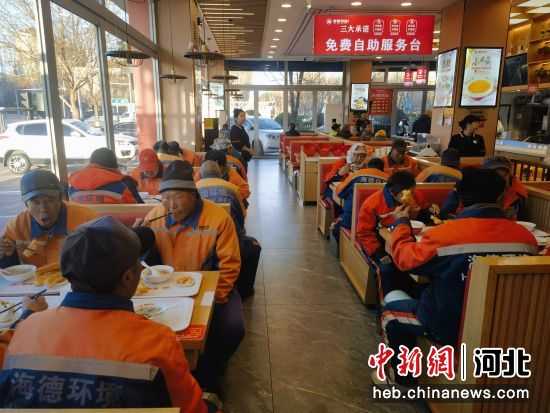 张家口阳原:爱心早餐 情暖环卫