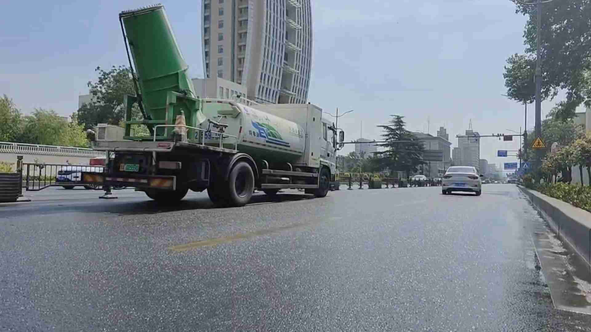 一个区环卫队正在和高温“硬刚”