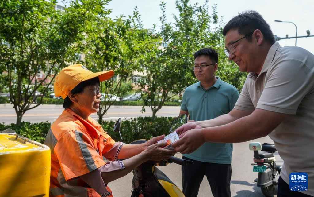 山东济南：为环卫工人送清凉