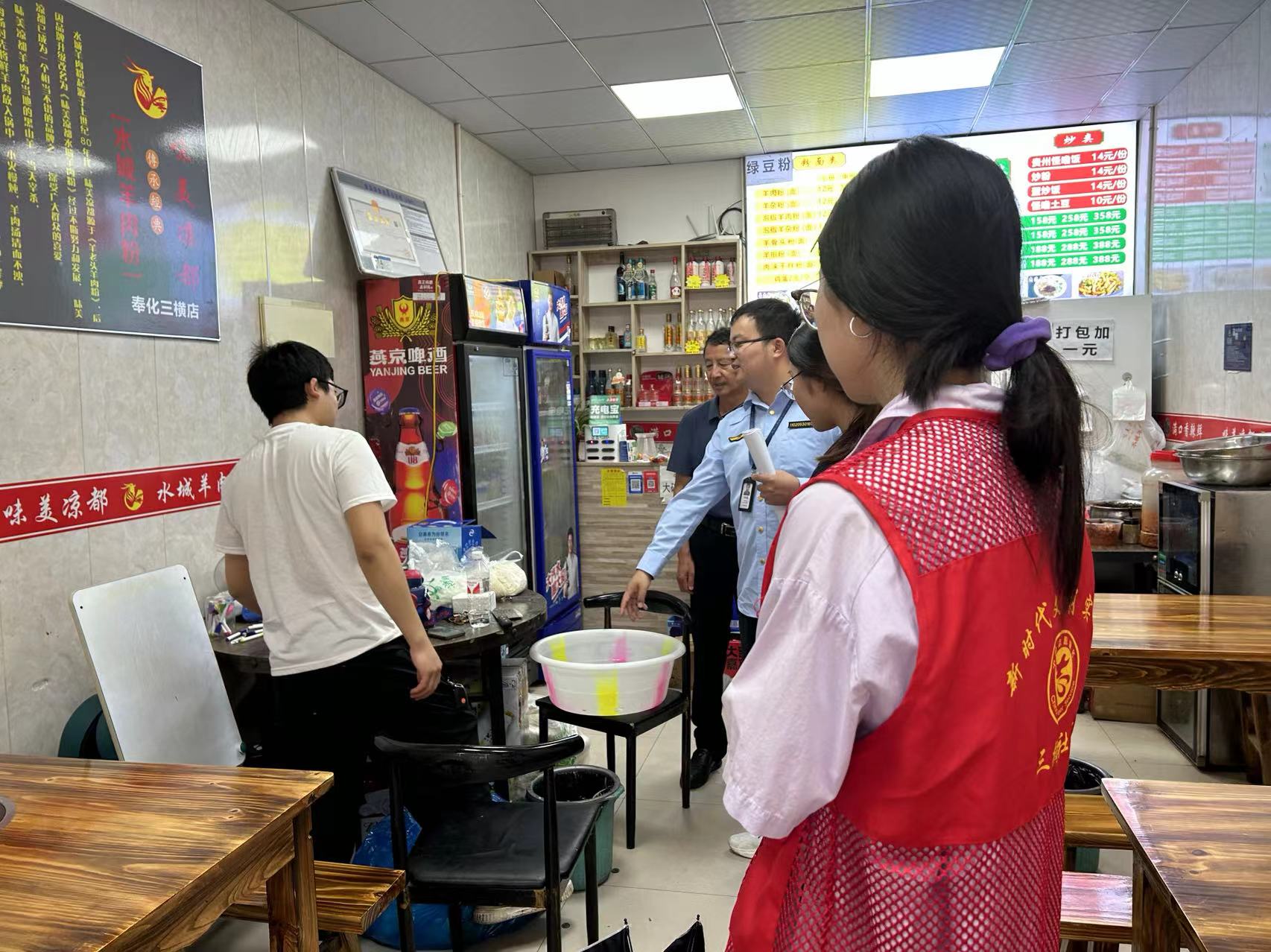 宁波奉化:商铺垃圾分类别犯愁 环卫车辆上门收
