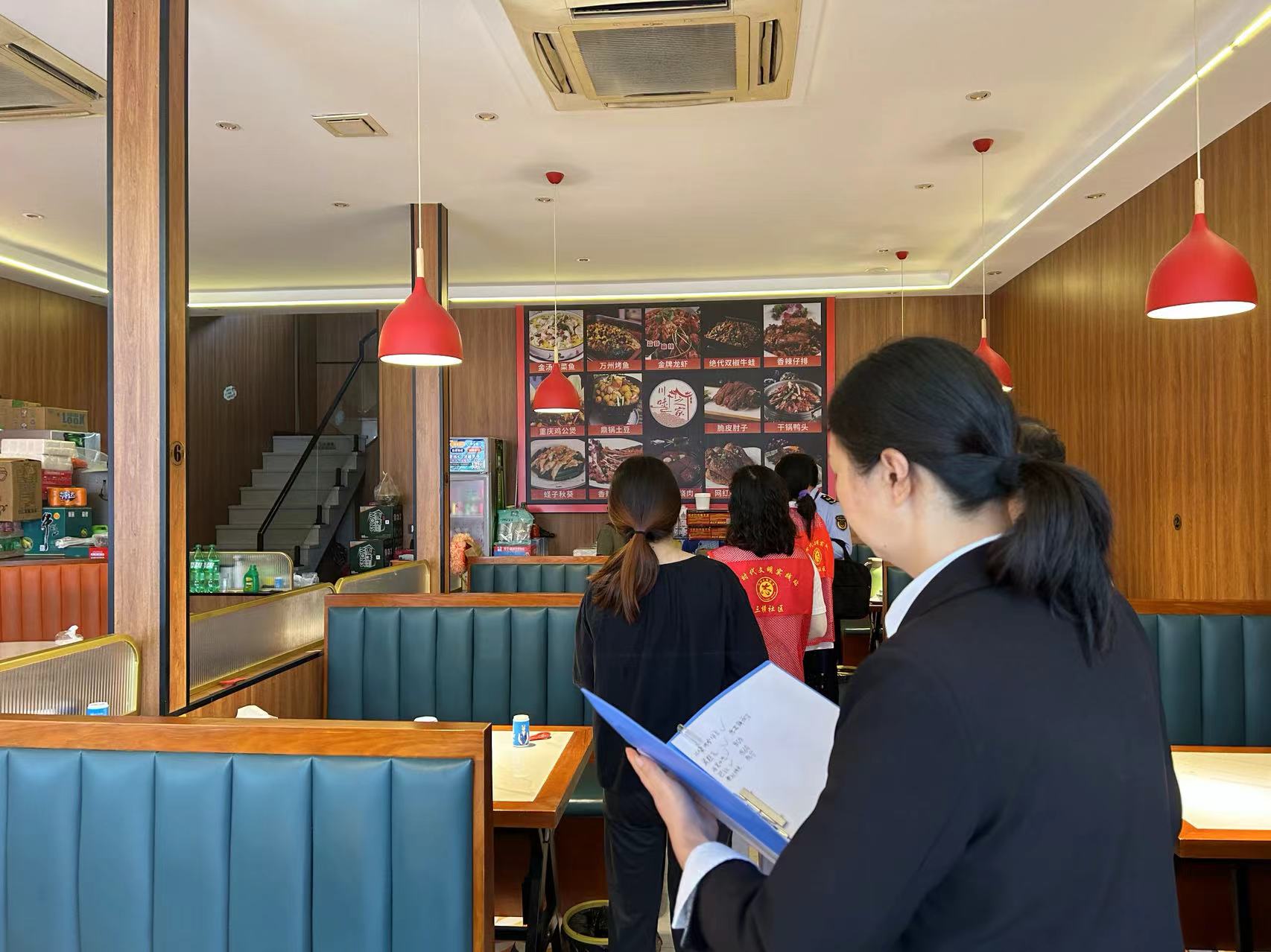 宁波奉化:商铺垃圾分类别犯愁 环卫车辆上门收