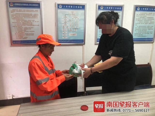 扫地捡到9万元，等候失主一小时！南宁这名环卫工人好样的