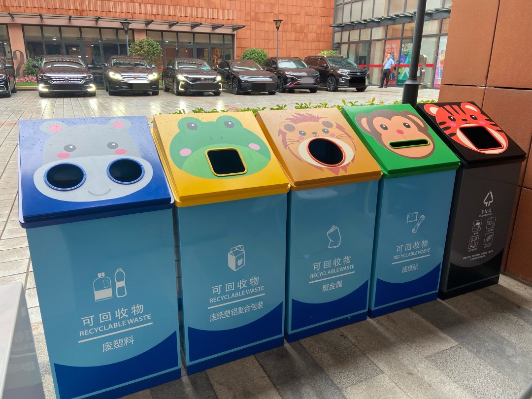 垃圾箱造型多样、机器人上门收垃圾，上海推进垃圾精细化分类 澎湃新闻记者 陈悦