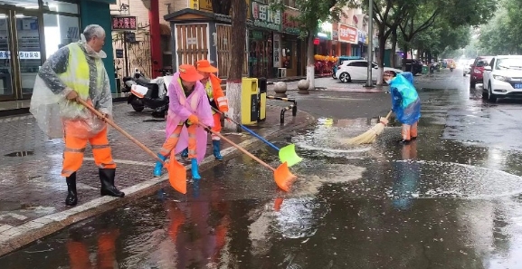 兴庆环卫：以雨为令 伴雨作业保畅通