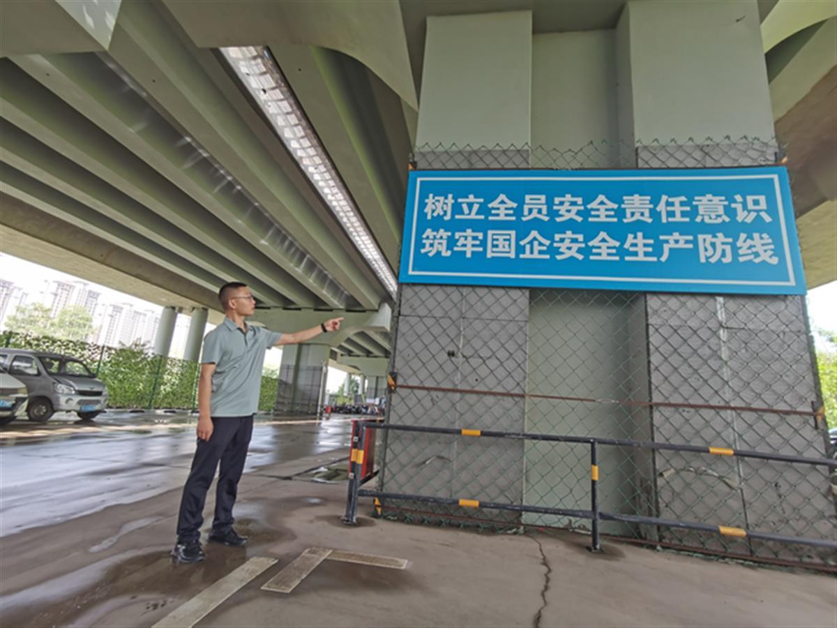 共建美好家园 感谢有你｜百余辆环卫车“安家”武汉三环线桥下