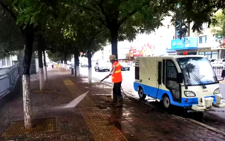 桥西区：槐花落满地 环卫清扫忙