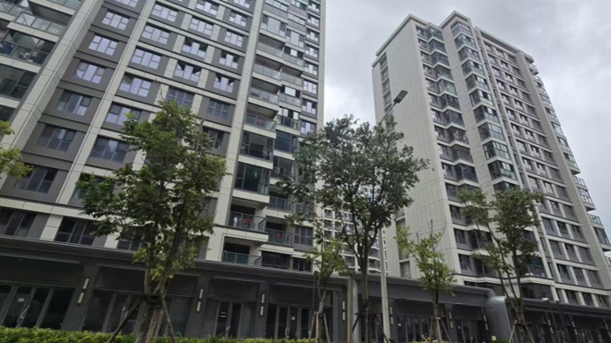 上海临港一新小区地库闷臭像旱厕，地面垃圾堆放苍蝇乱飞！记者探访两度干呕