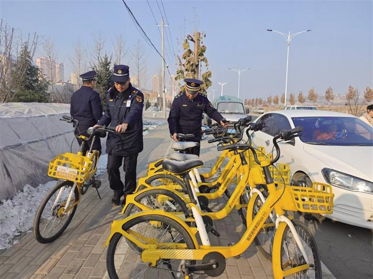 记者实地探访高新区607#路 兰州城管环卫“十治”行动成效显著