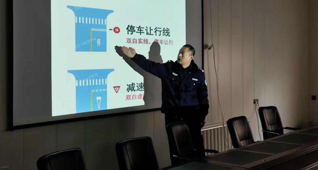 文明交通 携手共创 | 交巡警深入环卫部门筑牢安全防线